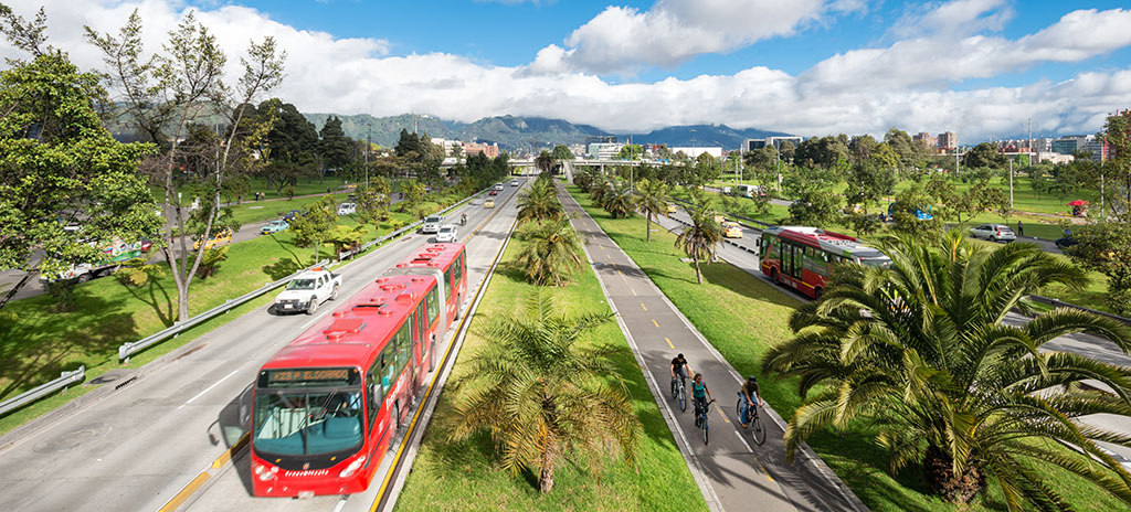 Transmilenio en la Avenida El Dorado — Licencia Creative Commons Reconocimiento 4.0 Internacional. Algunos derechos reservados, 2014 por Fotur / Fotografía: Mario Carvajal (http://www.mariocarvajal.com). Usted puede usar esta foto gratuitamente según la licencia establecida en Fotur (http://www.fotur.org). Si usted usa esta fotografía es obligatorio el uso del crédito y el link hacia el sitio web del autor.